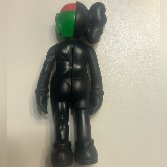 Kaws Figure - Picture 2 of 4